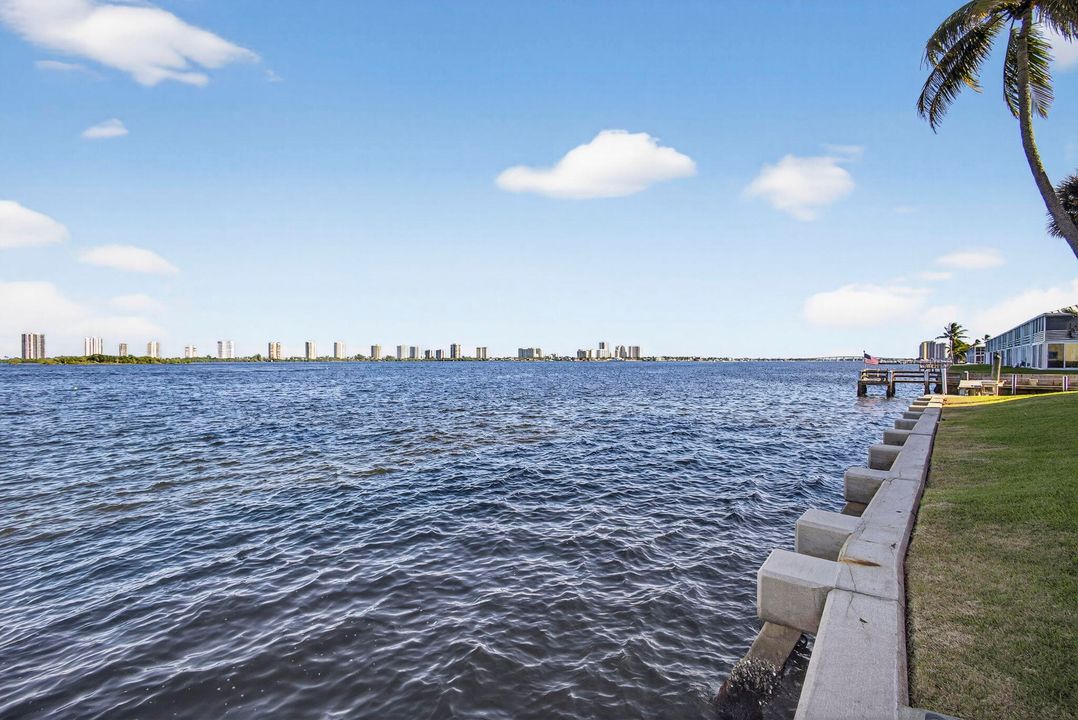 合同活跃: $225,000 (2 贝兹, 1 浴室, 880 平方英尺)