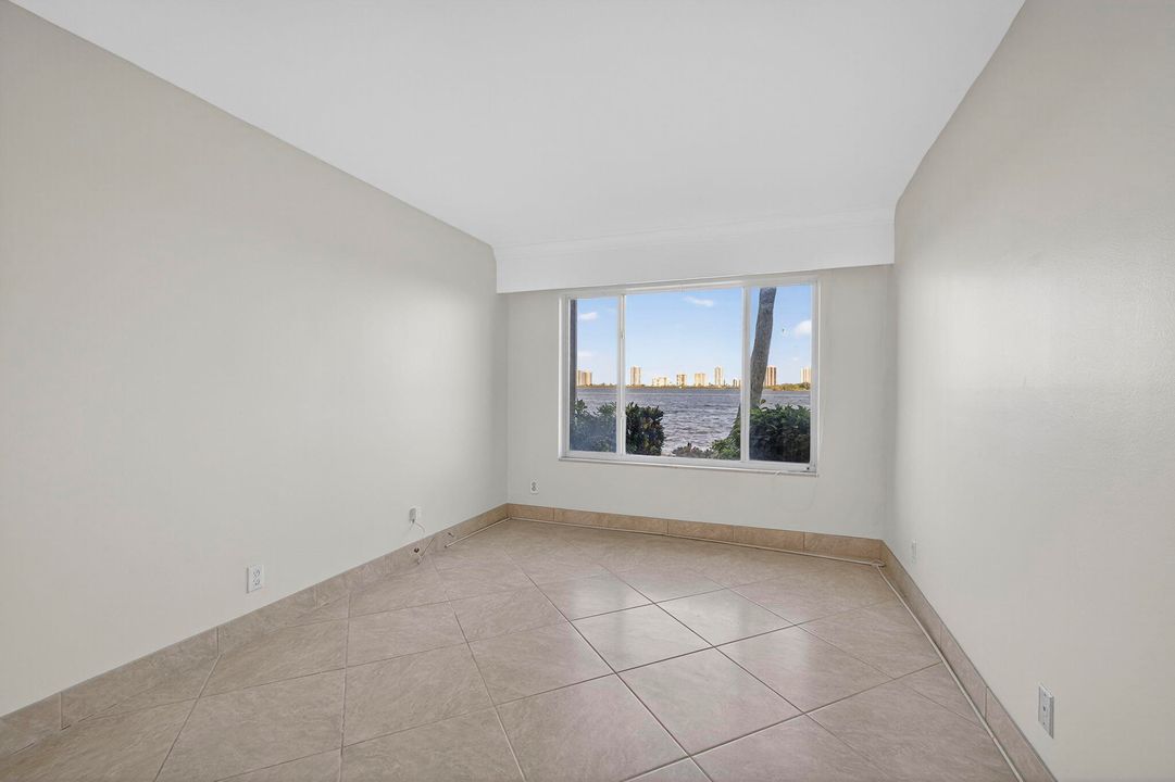 合同活跃: $225,000 (2 贝兹, 1 浴室, 880 平方英尺)