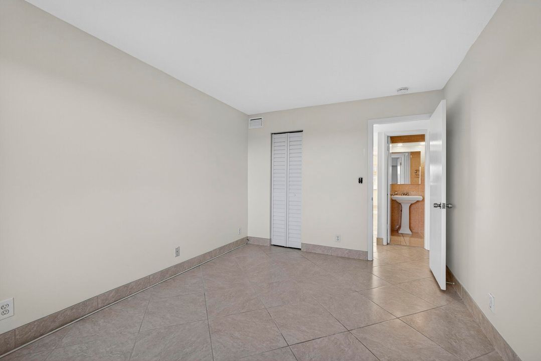 合同活跃: $225,000 (2 贝兹, 1 浴室, 880 平方英尺)