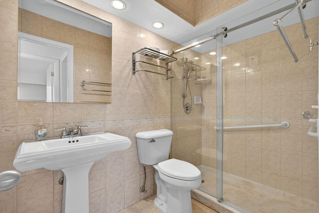 合同活跃: $225,000 (2 贝兹, 1 浴室, 880 平方英尺)