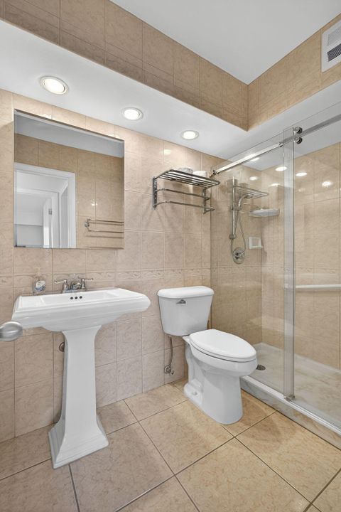 合同活跃: $225,000 (2 贝兹, 1 浴室, 880 平方英尺)