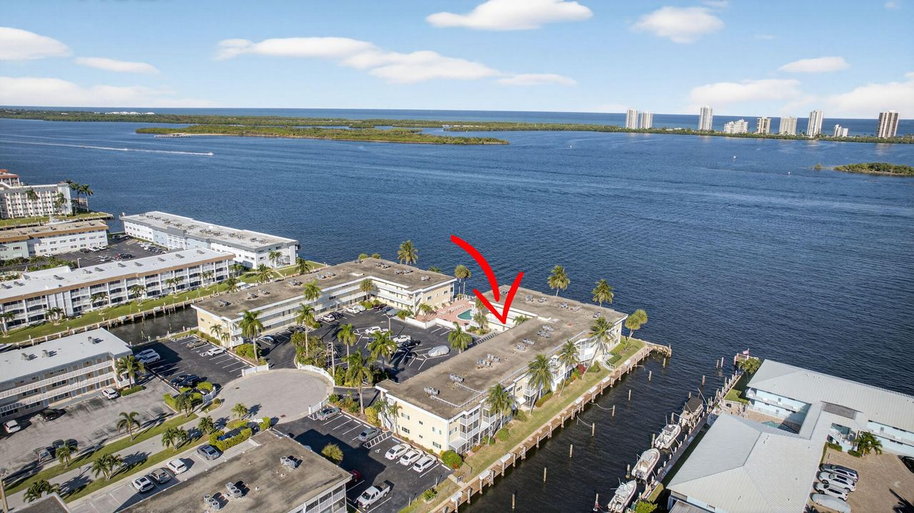 合同活跃: $225,000 (2 贝兹, 1 浴室, 880 平方英尺)