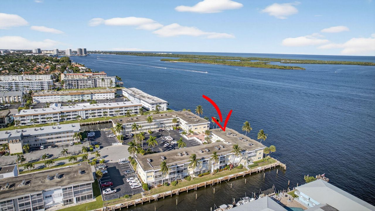 合同活跃: $225,000 (2 贝兹, 1 浴室, 880 平方英尺)