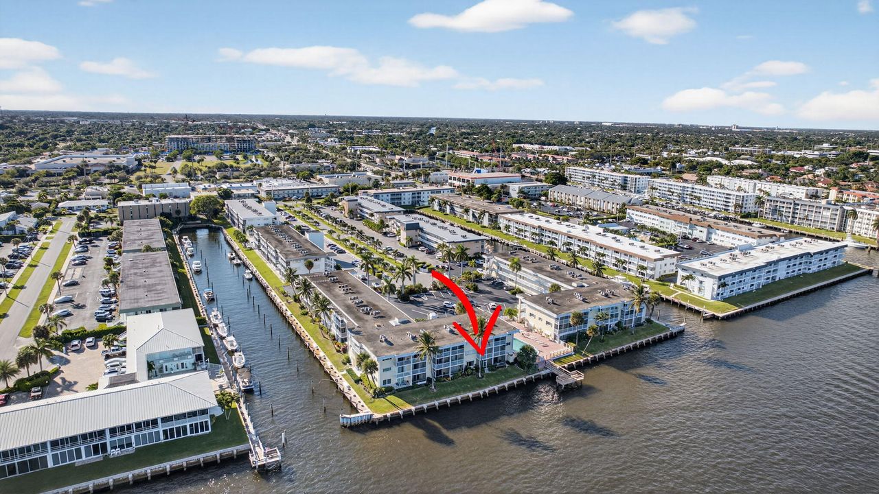 合同活跃: $225,000 (2 贝兹, 1 浴室, 880 平方英尺)