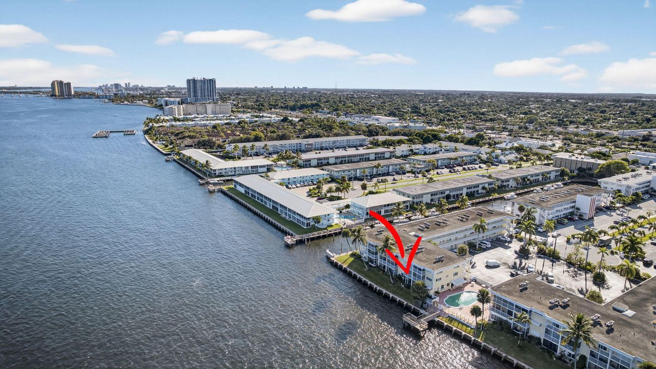 合同活跃: $225,000 (2 贝兹, 1 浴室, 880 平方英尺)