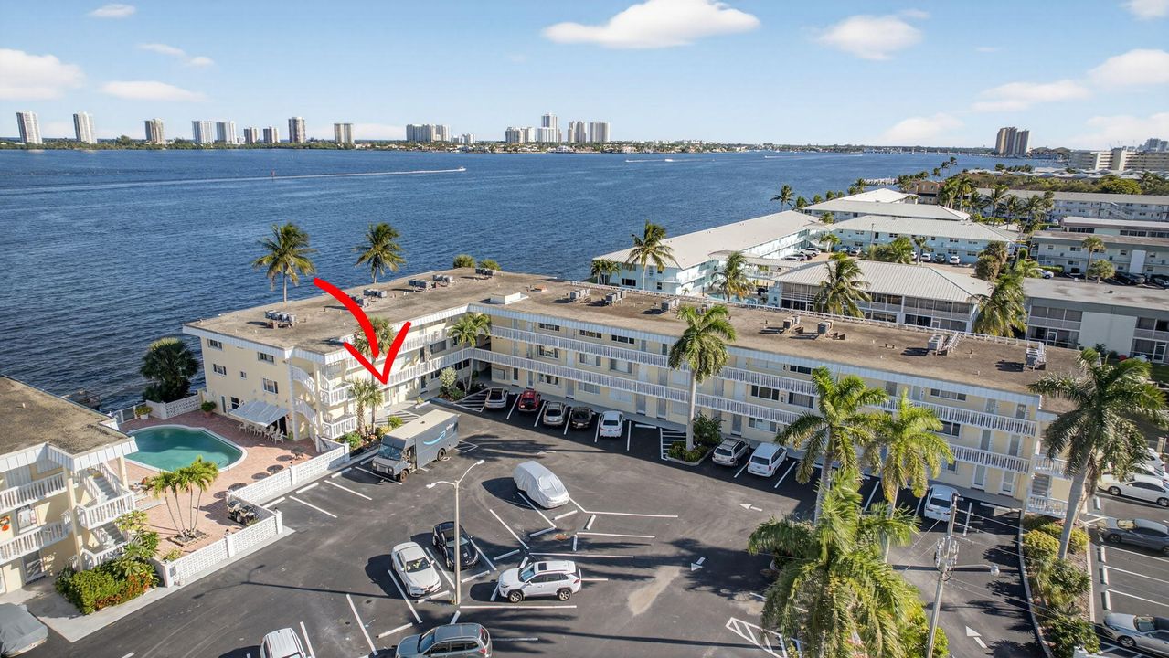 合同活跃: $225,000 (2 贝兹, 1 浴室, 880 平方英尺)