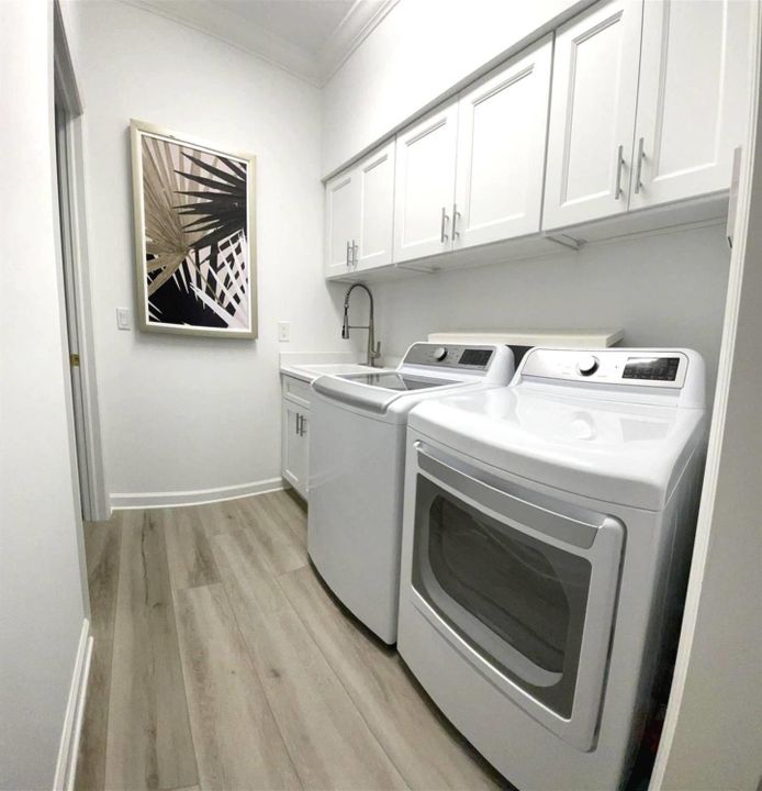 For Sale: $699,900 (3 beds, 2 baths, 2377 Square Feet)