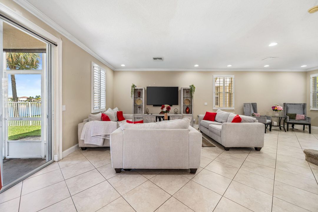 For Sale: $400,000 (4 beds, 2 baths, 2071 Square Feet)