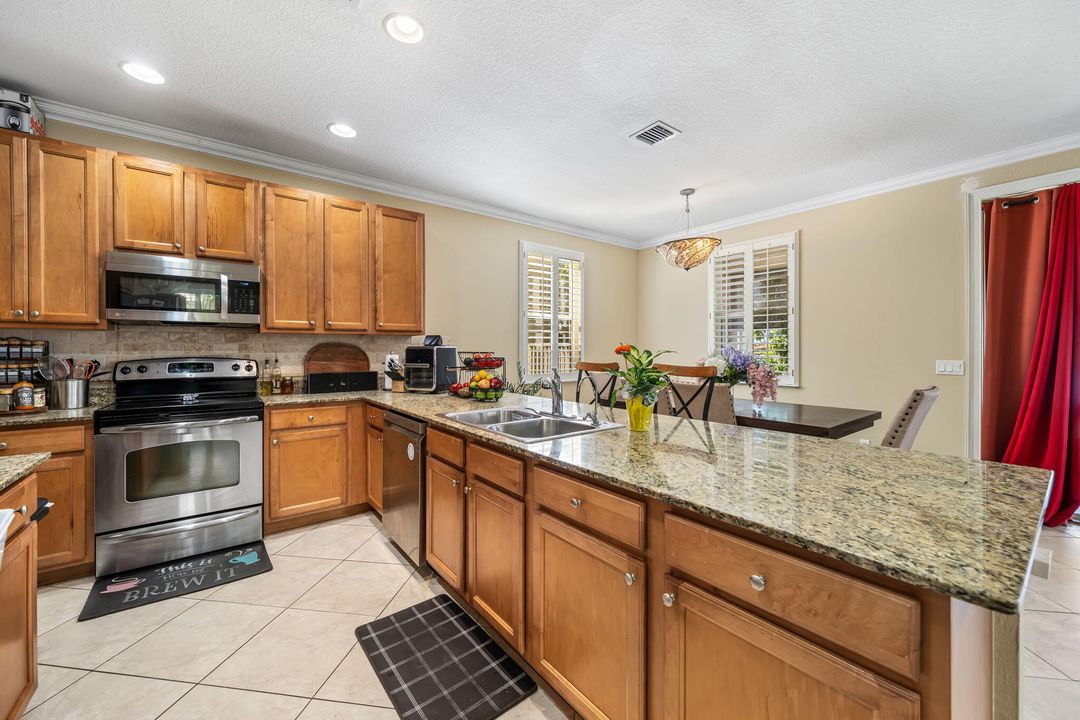 For Sale: $400,000 (4 beds, 2 baths, 2071 Square Feet)