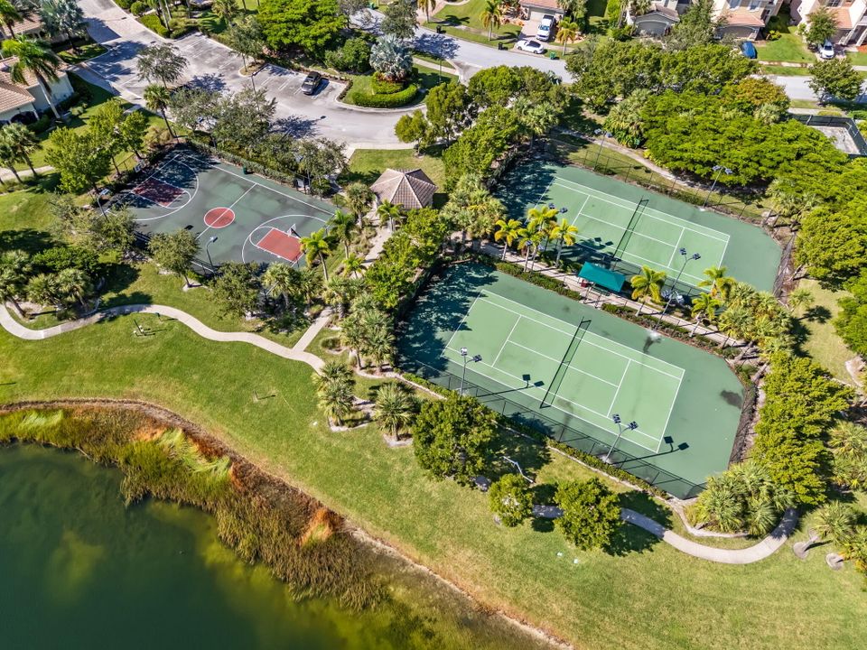 For Sale: $400,000 (4 beds, 2 baths, 2071 Square Feet)