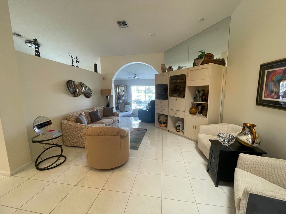 合同活跃: $529,900 (3 贝兹, 2 浴室, 2073 平方英尺)