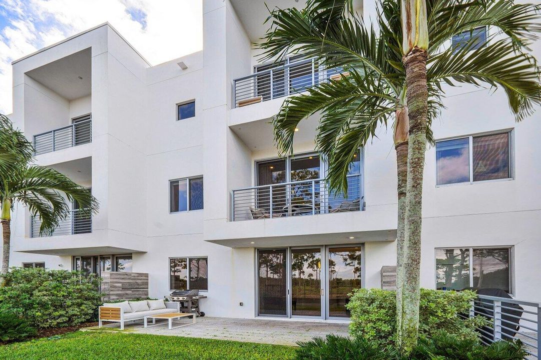 For Rent: $7,790 (3 beds, 3 baths, 2927 Square Feet)