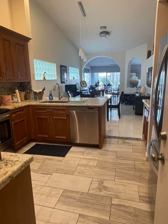 合同活跃: $529,900 (3 贝兹, 2 浴室, 2073 平方英尺)