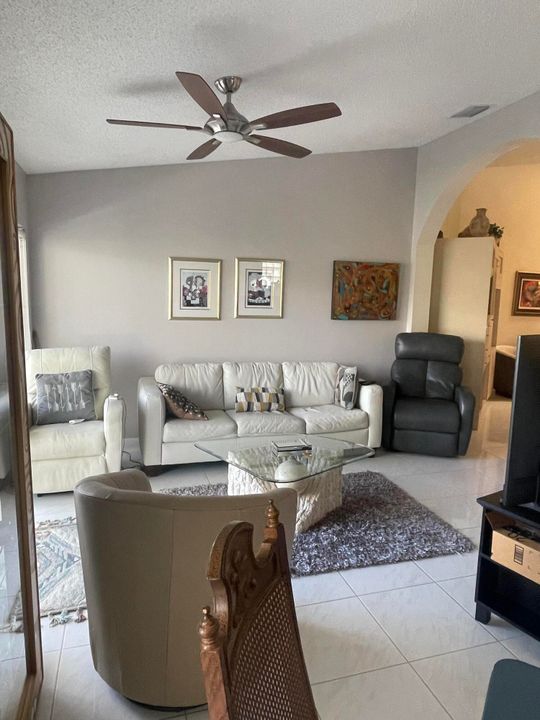 合同活跃: $529,900 (3 贝兹, 2 浴室, 2073 平方英尺)