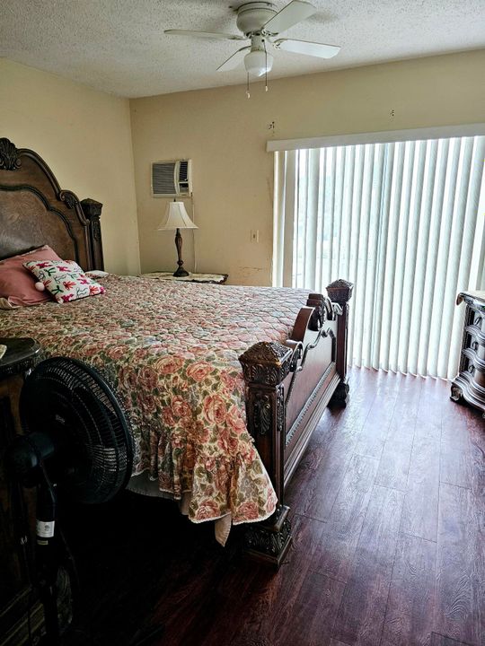 待售: $83,000 (1 贝兹, 0 浴室, 702 平方英尺)