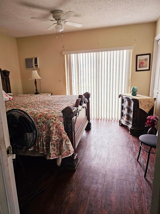 待售: $83,000 (1 贝兹, 0 浴室, 702 平方英尺)