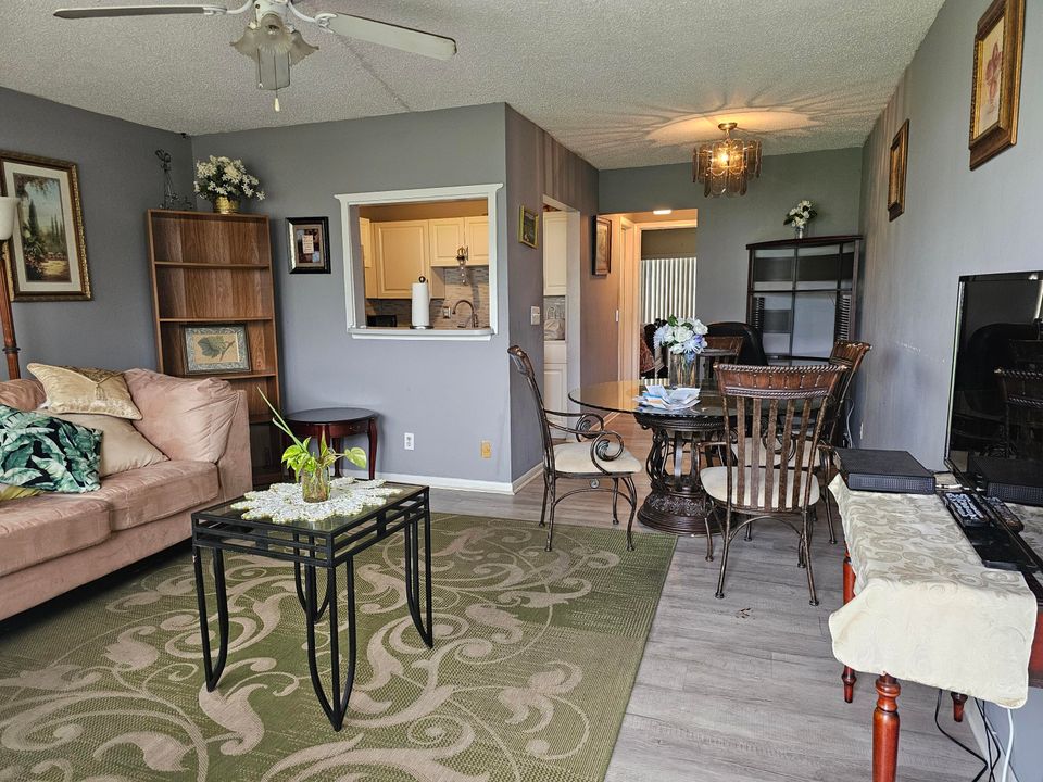 待售: $83,000 (1 贝兹, 0 浴室, 702 平方英尺)