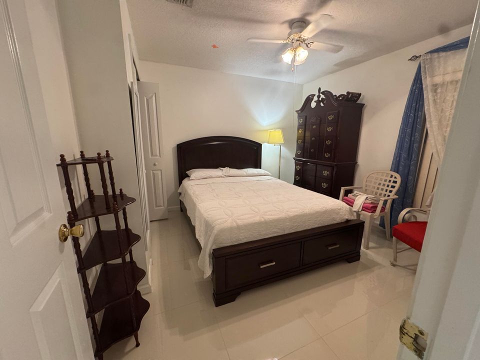Active With Contract: $800 (1 beds, 1 baths, 250 Square Feet)