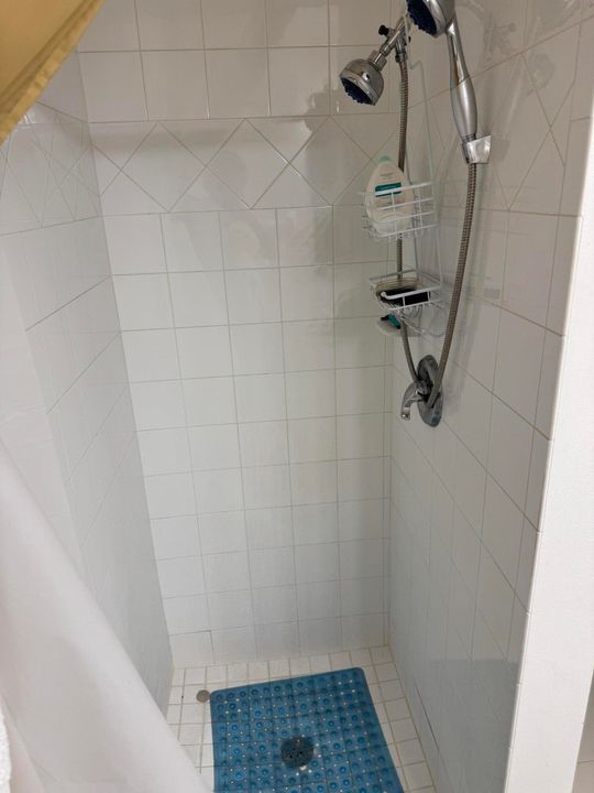 Active With Contract: $800 (1 beds, 1 baths, 250 Square Feet)