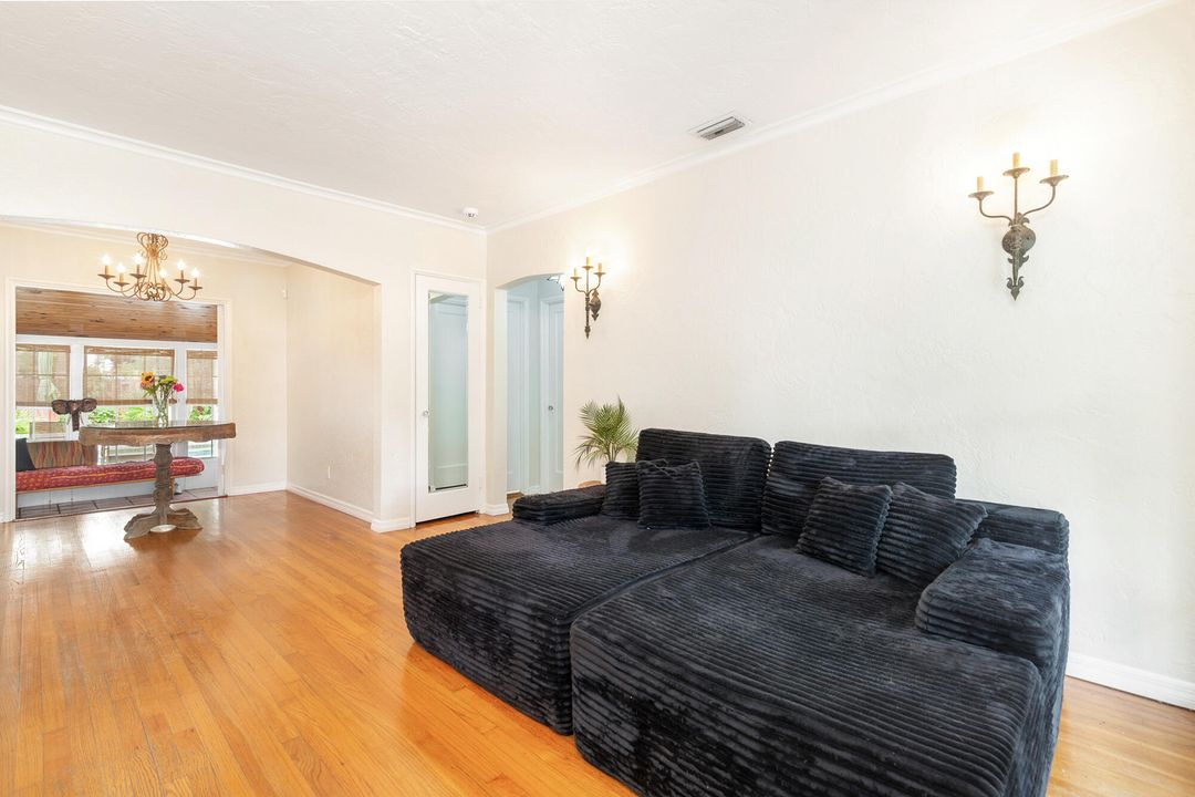 For Rent: $3,500 (2 beds, 1 baths, 1040 Square Feet)