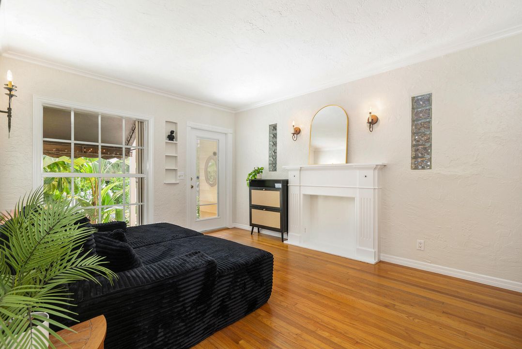 For Rent: $3,500 (2 beds, 1 baths, 1040 Square Feet)