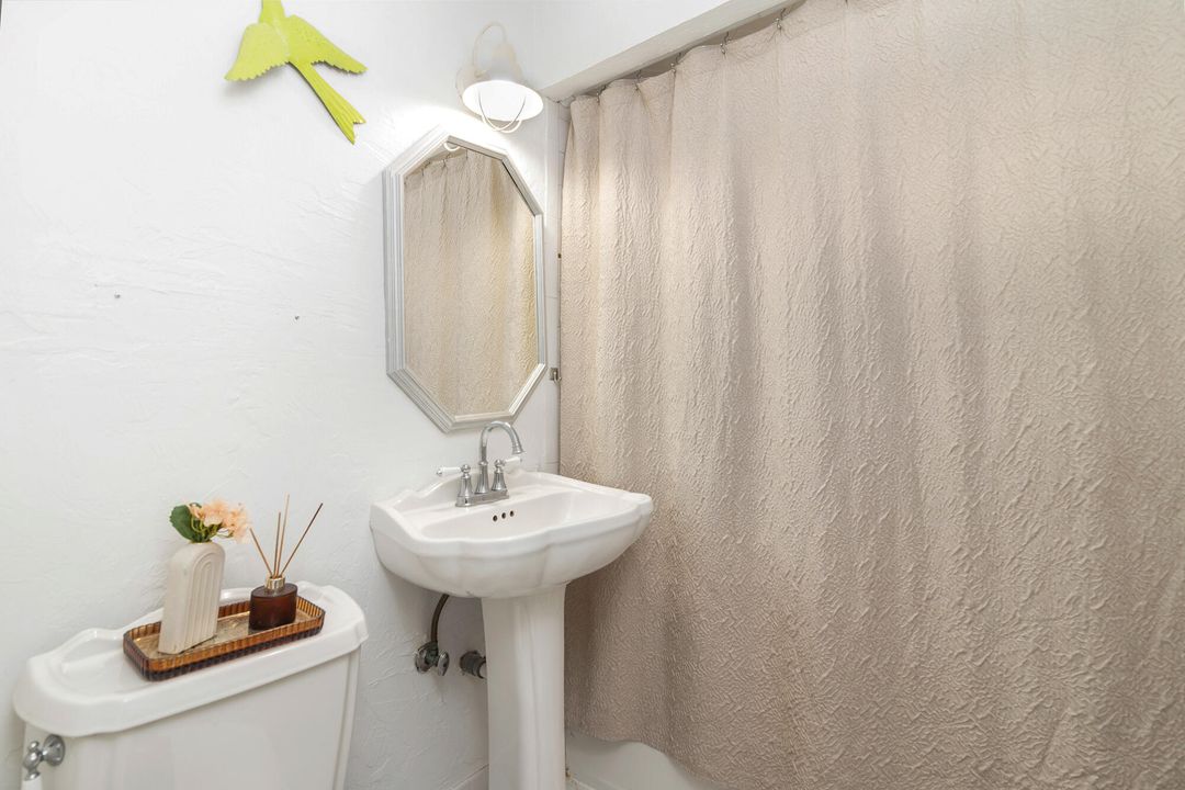 For Rent: $3,500 (2 beds, 1 baths, 1040 Square Feet)