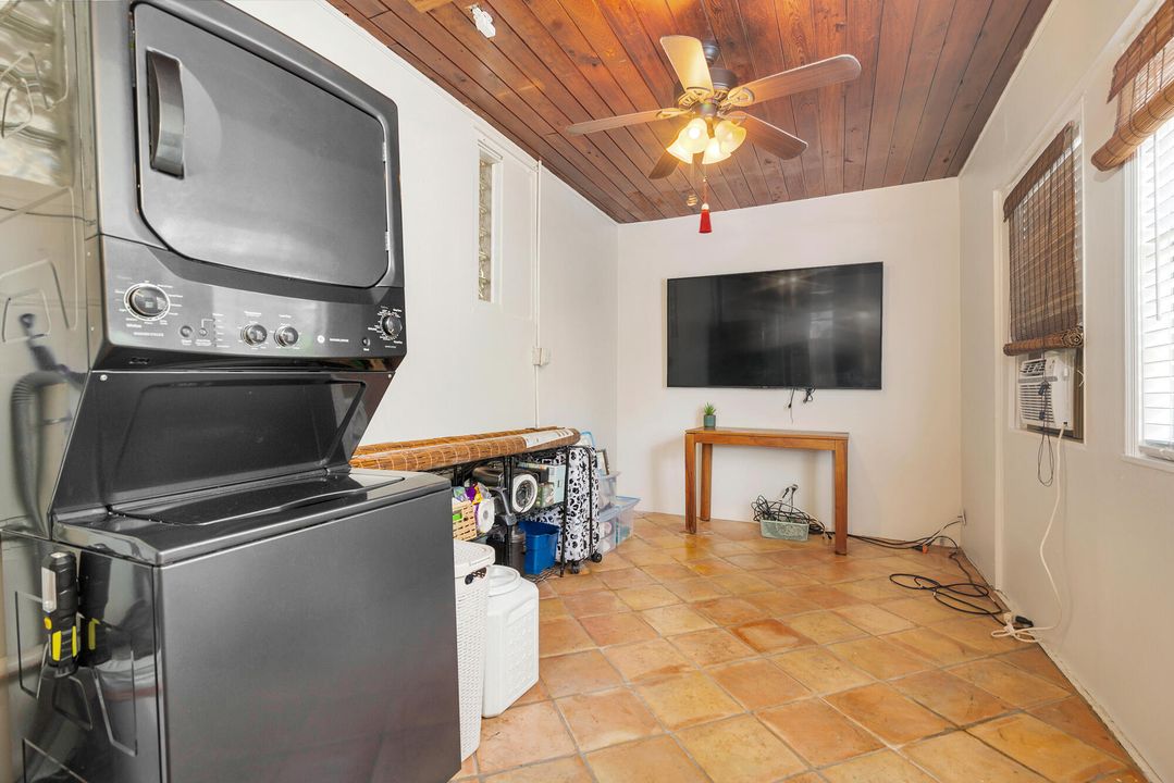 For Rent: $3,500 (2 beds, 1 baths, 1040 Square Feet)