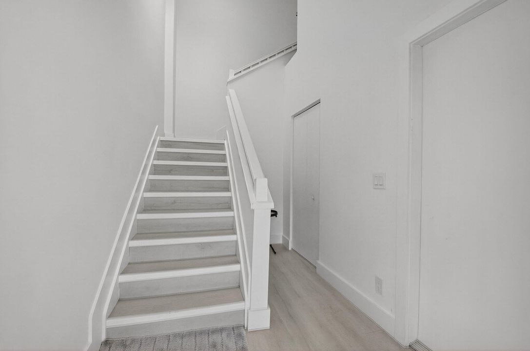 合同活跃: $2,850 (2 贝兹, 2 浴室, 1176 平方英尺)