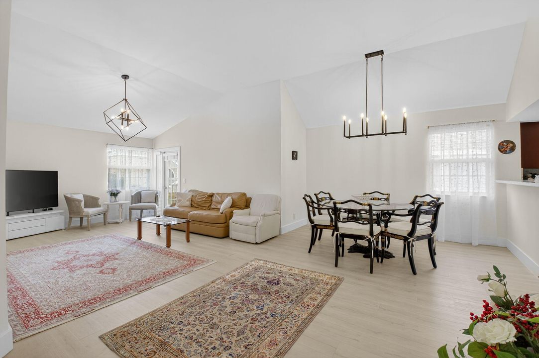 合同活跃: $2,850 (2 贝兹, 2 浴室, 1176 平方英尺)