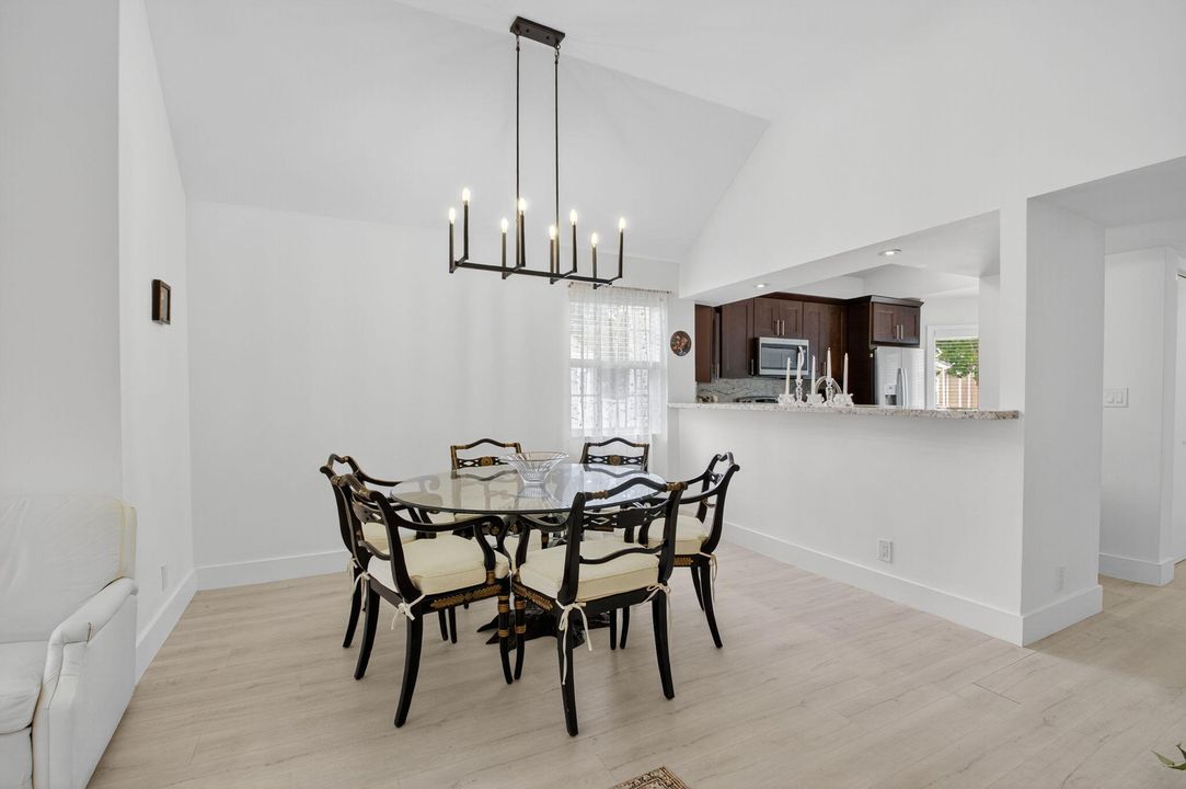 合同活跃: $2,850 (2 贝兹, 2 浴室, 1176 平方英尺)