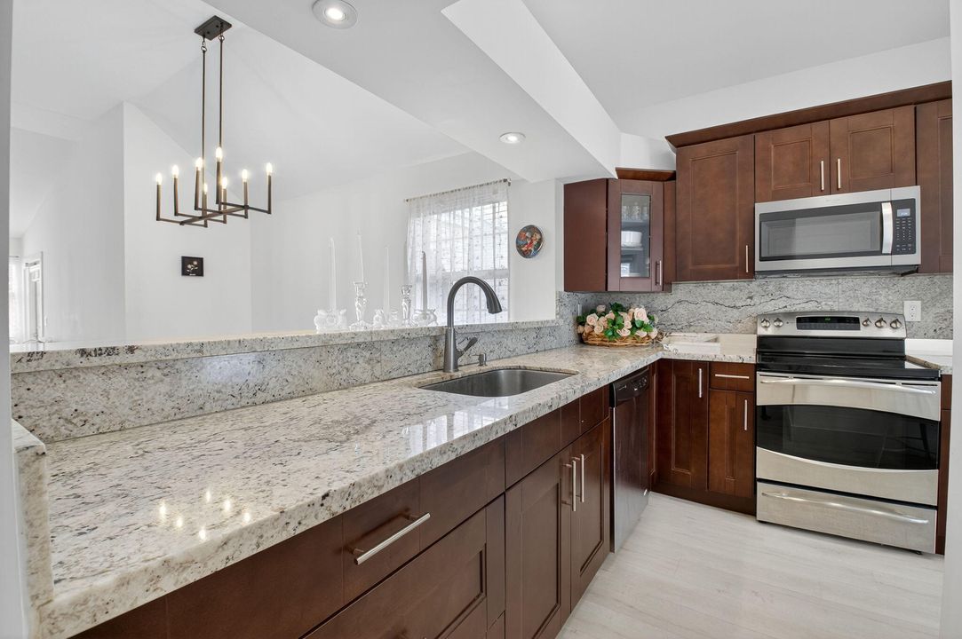 合同活跃: $2,850 (2 贝兹, 2 浴室, 1176 平方英尺)