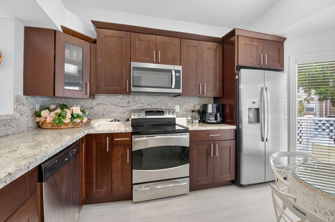 合同活跃: $2,850 (2 贝兹, 2 浴室, 1176 平方英尺)