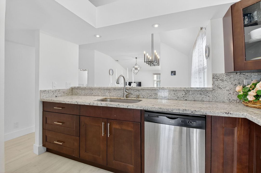 合同活跃: $2,850 (2 贝兹, 2 浴室, 1176 平方英尺)