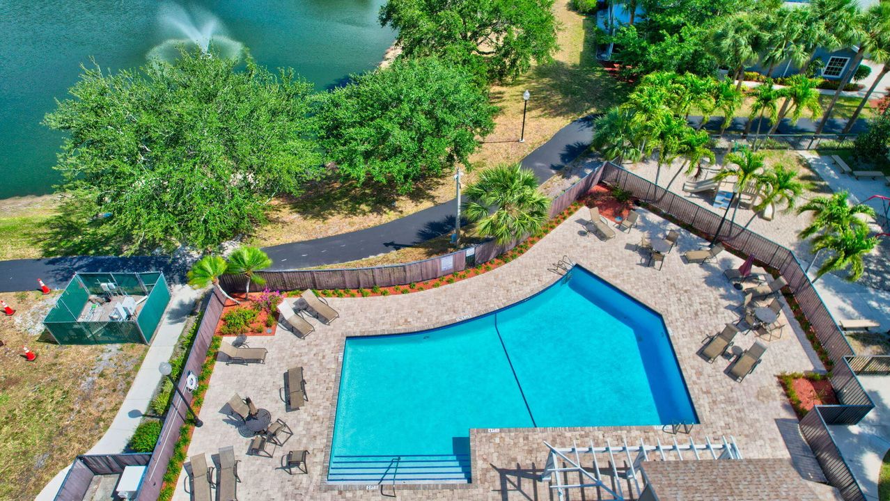 合同活跃: $2,850 (2 贝兹, 2 浴室, 1176 平方英尺)