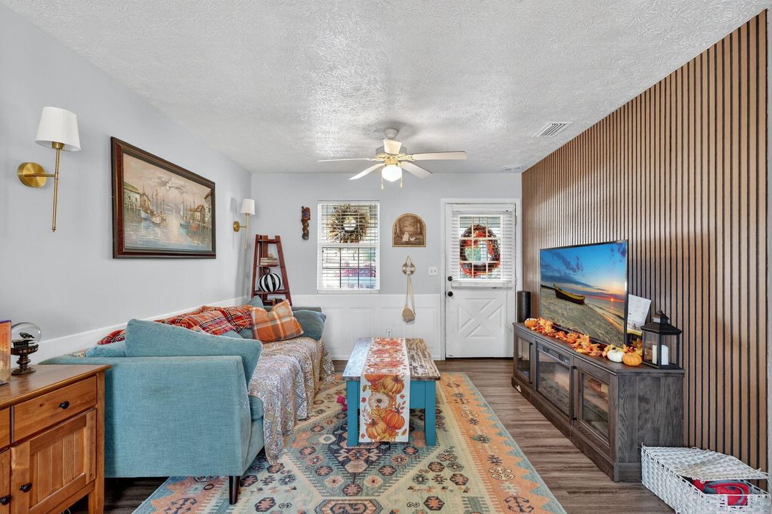 待售: $224,900 (3 贝兹, 2 浴室, 984 平方英尺)