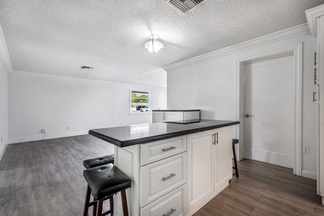 For Rent: $1,880 (2 beds, 1 baths, 950 Square Feet)