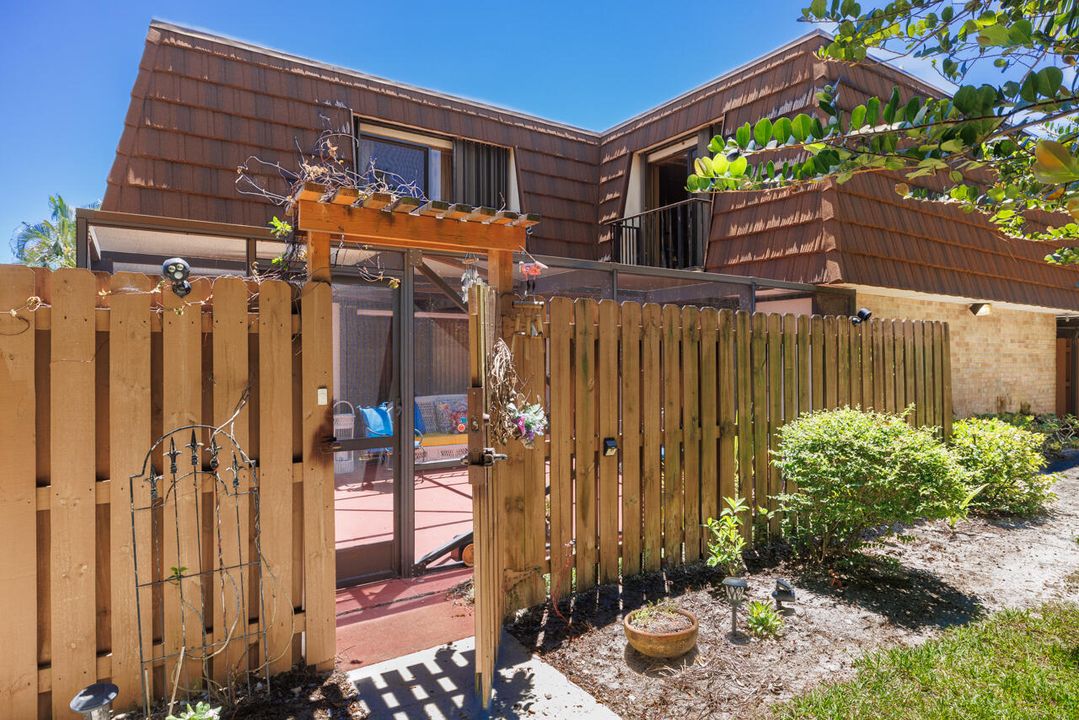 For Sale: $259,900 (2 beds, 2 baths, 1288 Square Feet)