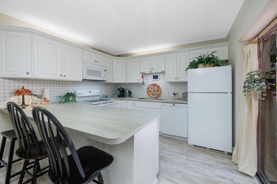 For Sale: $259,900 (2 beds, 2 baths, 1288 Square Feet)