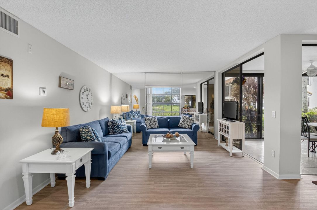 待售: $229,900 (2 贝兹, 2 浴室, 1131 平方英尺)