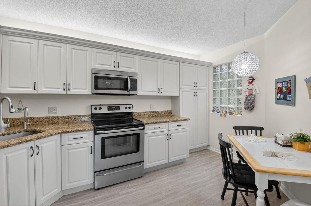 待售: $229,900 (2 贝兹, 2 浴室, 1131 平方英尺)