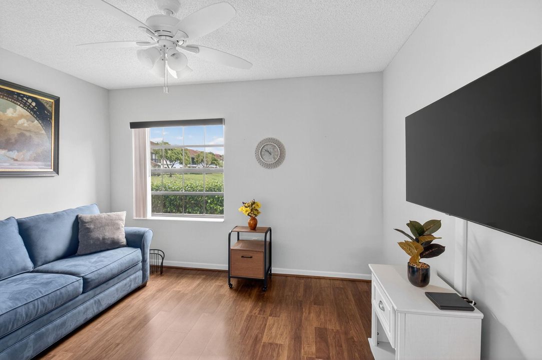 待售: $229,900 (2 贝兹, 2 浴室, 1131 平方英尺)