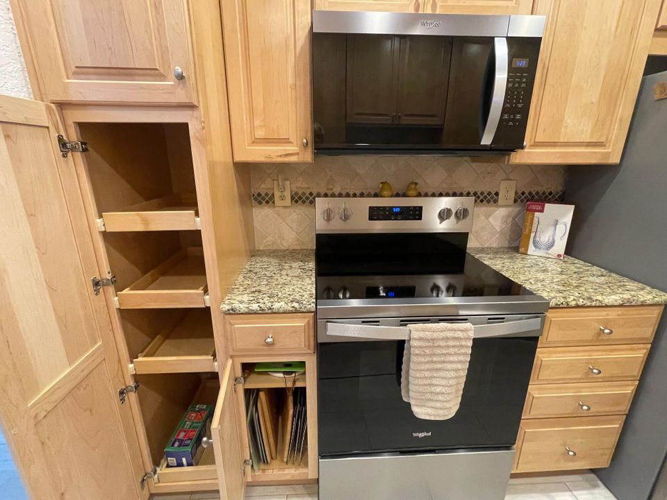 For Sale: $189,000 (2 beds, 2 baths, 969 Square Feet)