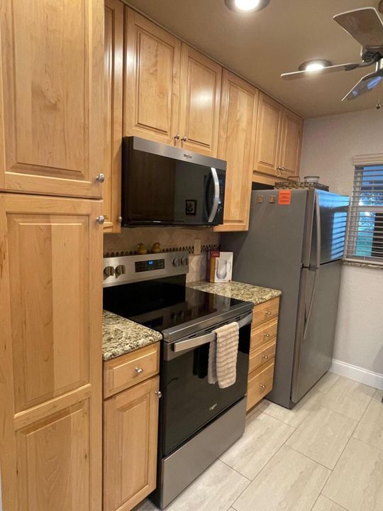 For Sale: $189,000 (2 beds, 2 baths, 969 Square Feet)