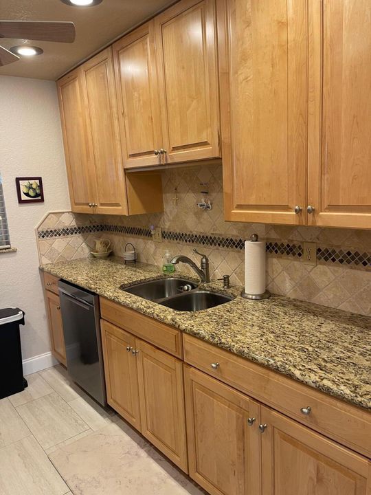 For Sale: $189,000 (2 beds, 2 baths, 969 Square Feet)