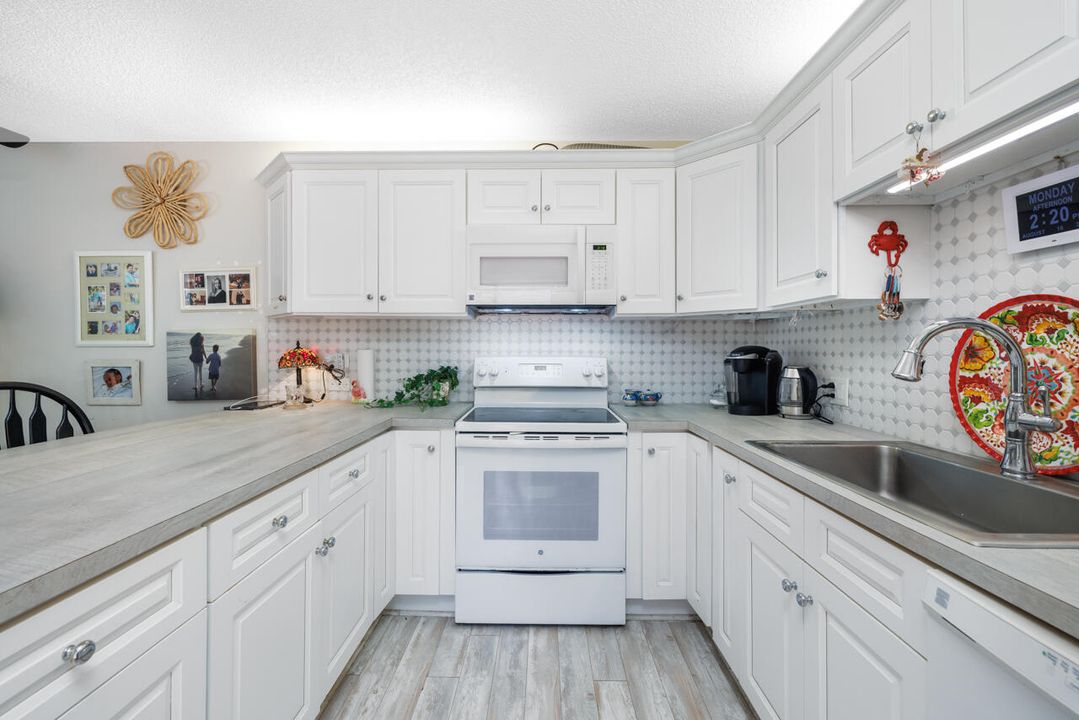 For Sale: $259,900 (2 beds, 2 baths, 1288 Square Feet)