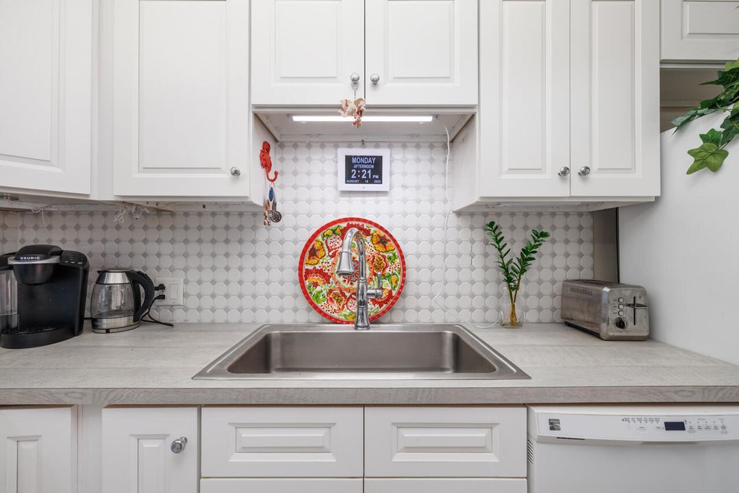 For Sale: $259,900 (2 beds, 2 baths, 1288 Square Feet)