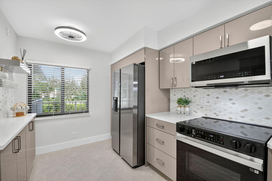 For Sale: $285,000 (2 beds, 2 baths, 1220 Square Feet)