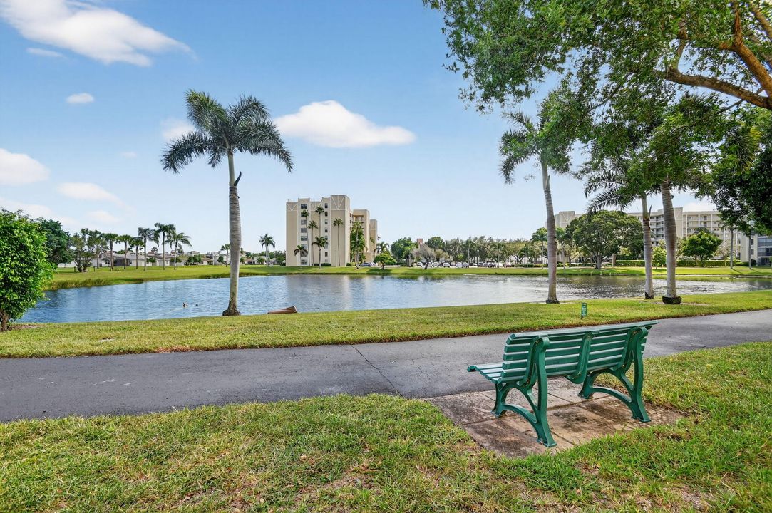 For Sale: $285,000 (2 beds, 2 baths, 1220 Square Feet)