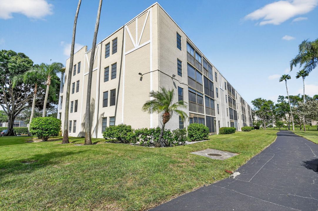 For Sale: $285,000 (2 beds, 2 baths, 1220 Square Feet)