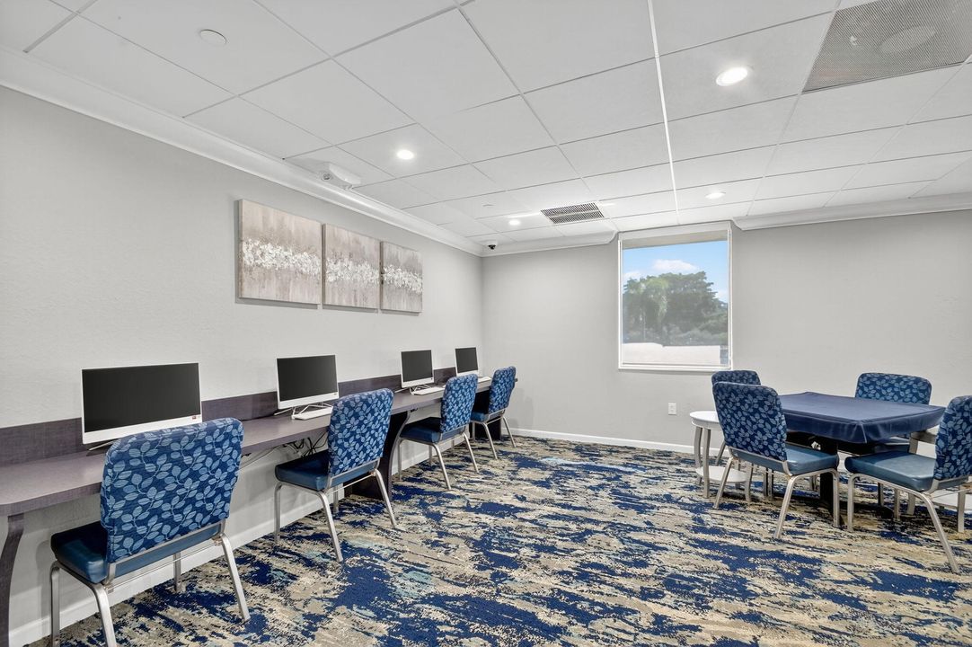 For Sale: $285,000 (2 beds, 2 baths, 1220 Square Feet)